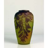 GALLÉ-Vase (um 1915) leicht ovoider Korpus mit eingezogenem Hals; auf hellgrün/gelb eingeschmolzenem