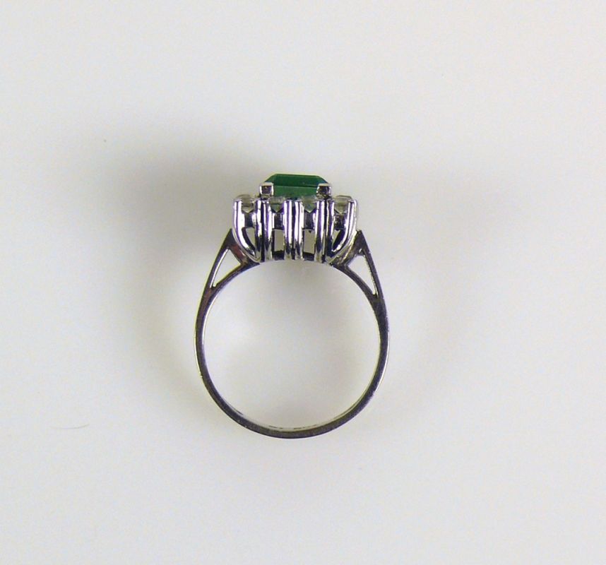 Damenring 18ct WG; mittig besetzt mit quadratischem Smaragd umgeben von 12 weißen Steinen; 7g; - Image 3 of 3