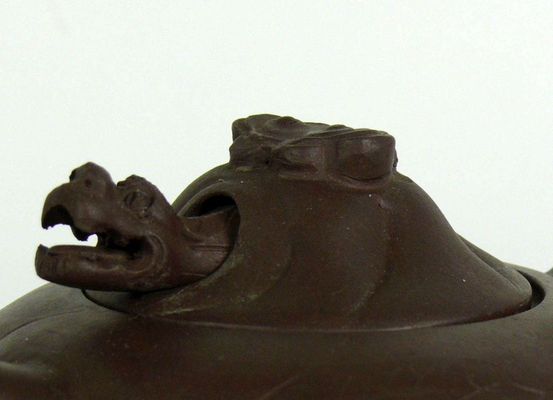 Teekanne (China) braunes Steingut; Wandung mit Drachenmotiv; gewölbter Deckel mit Drachenkopf - Bild 2 aus 4
