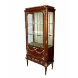 Vitrine (Louis Seize-Stil, um 1900) Korpus auf 4 kannelierten, konisch verlaufenden Beinen; 1-türig;