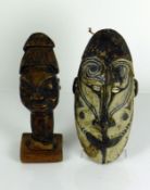 Holzmaske und Kopf-Skulptur jeweils geschnitzt; Maske mit weißer Fassung; H: 23 bzw. 25 cm