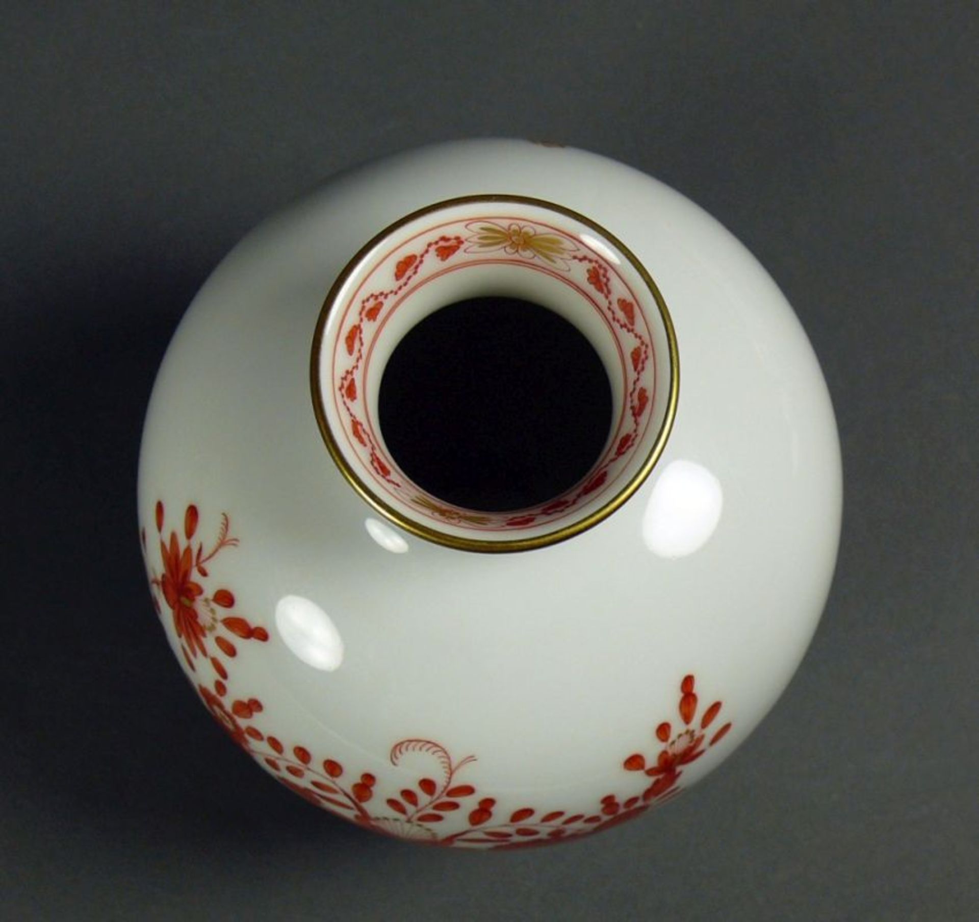 Vase (Meissen, Mitte 20.Jh.) gebauchter Korpus mit eingezogenem Hals; indische Blütenmalerei in rot; - Bild 2 aus 3