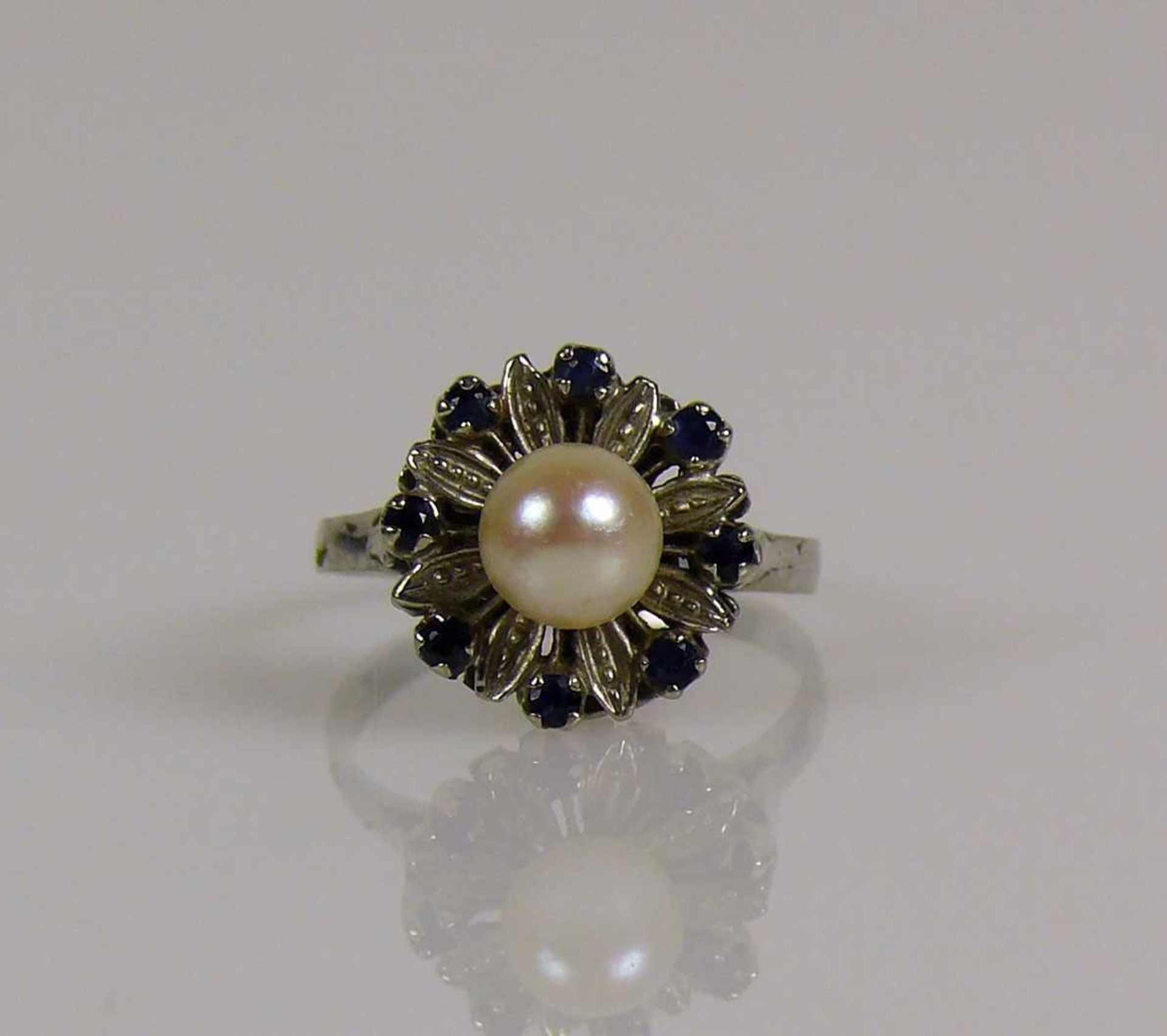 Damenring 14ct WG; Blütendekor mit 8 kleinen Saphire und zentraler Perle besetzt; Ringgr. 55; 3,5g