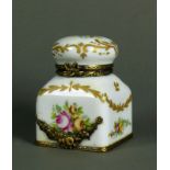 Tintenfaß (Limoges, 20.Jh.) floral bemalter farbiger Dekor mit Blütenband in Gold; Messingränder; H: