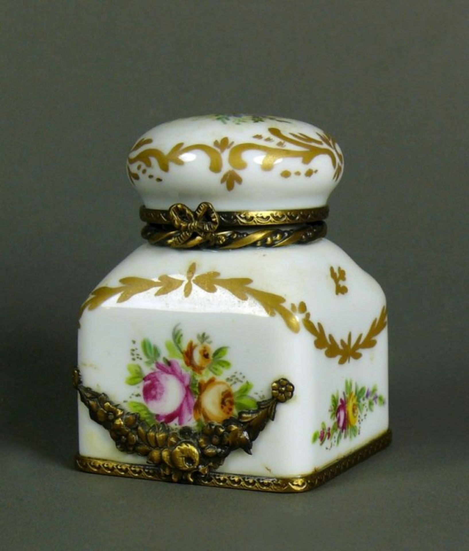 Tintenfaß (Limoges, 20.Jh.) floral bemalter farbiger Dekor mit Blütenband in Gold; Messingränder; H: