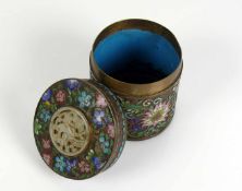 Cloisonné-Deckeldose (China, um 1900) zyl. Korpus; umlaufender, farbig emaillierter Blütendekor; auf