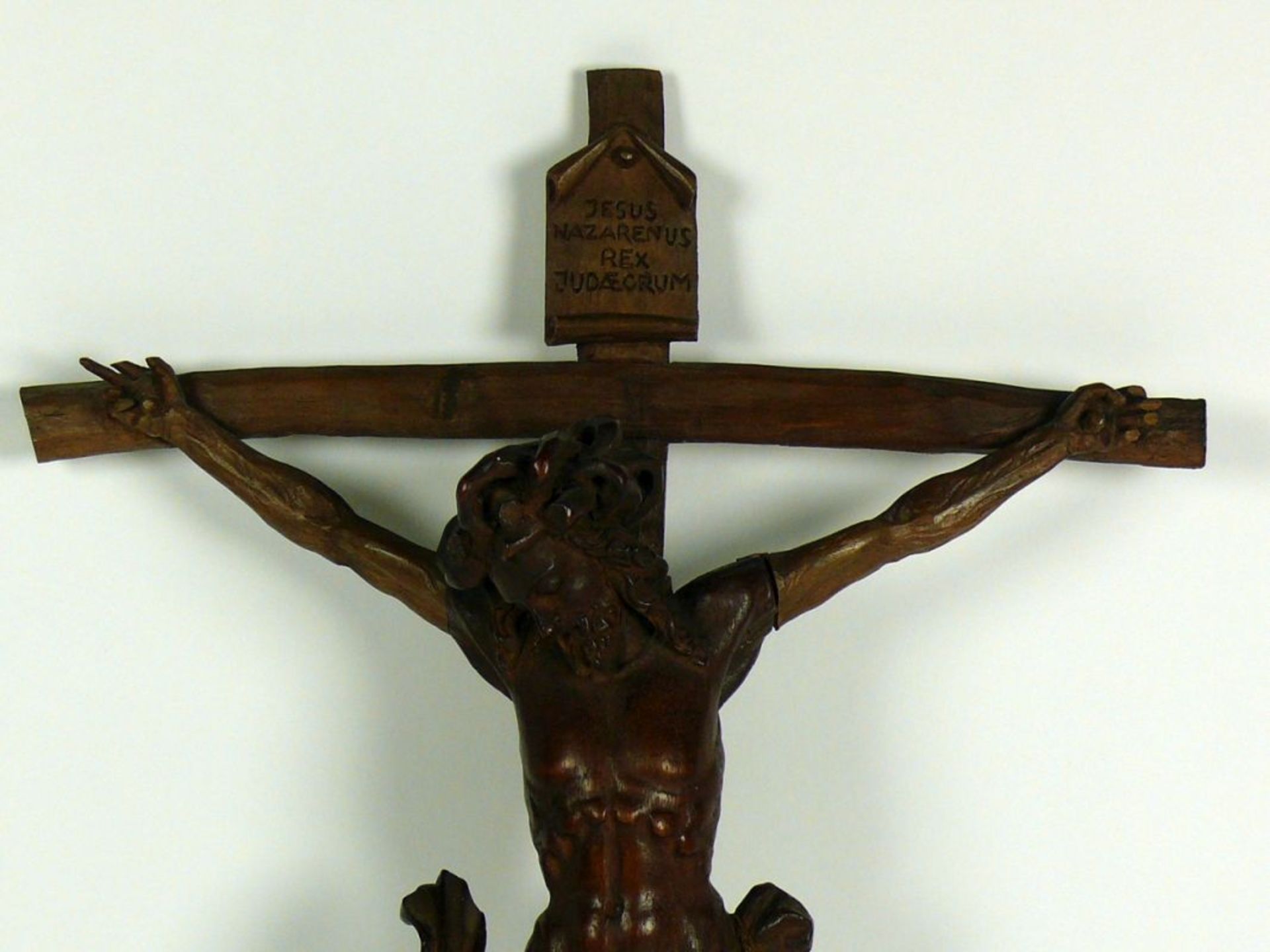 Christus am Kreuz (17. und 19.Jh.) fein geschnitzter Holzkorpus; Oberarme und Kreuz später - Bild 2 aus 2