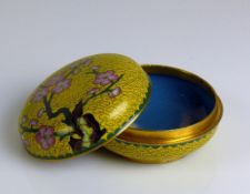 Cloisonné-Deckeldose (China) runder, flach gedrückter Korpus; auf gelbem Grund rosefarbener