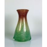 WMF-Ikora-Vase gebauchte Form mit leicht tailliertem Hals; grün/roter Fleckendekor; seitlich mit