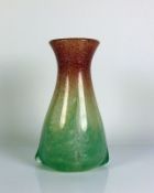 WMF-Ikora-Vase gebauchte Form mit leicht tailliertem Hals; grün/roter Fleckendekor; seitlich mit