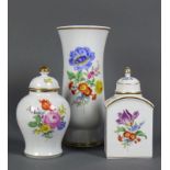 Vase und 2 Deckeldosen (Meissen, Mitte 20.Jh.) jeweils farbiger Wiesenblumendekor; Goldrand; bl.