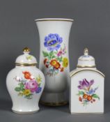 Vase und 2 Deckeldosen (Meissen, Mitte 20.Jh.) jeweils farbiger Wiesenblumendekor; Goldrand; bl.