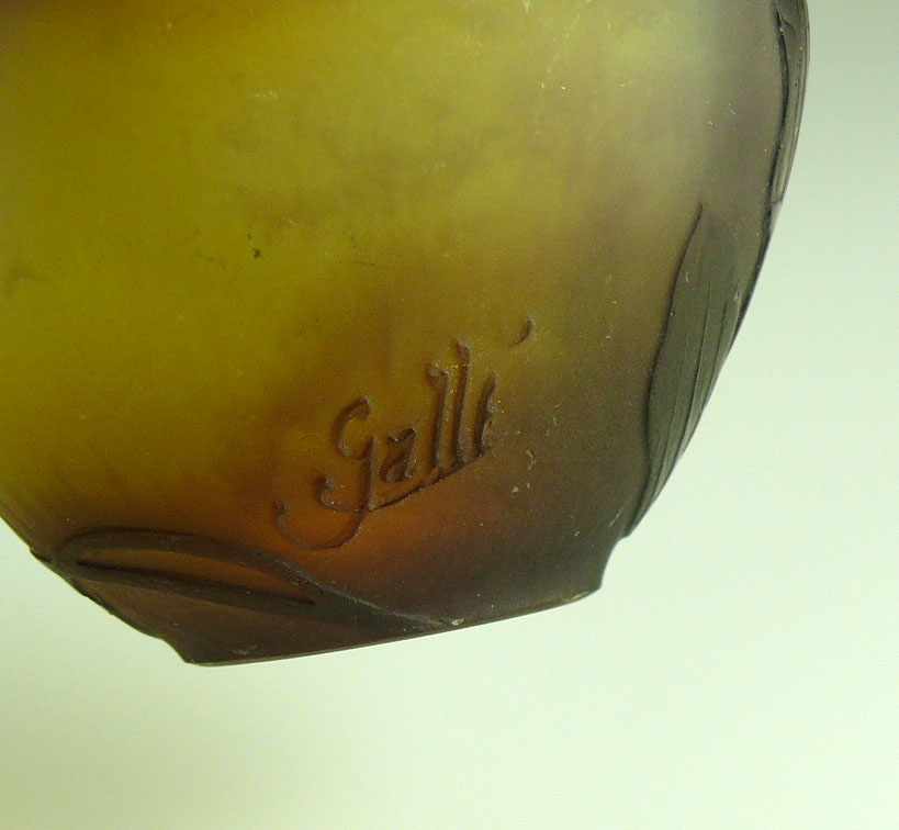 Paar GALLÉ-Vasen (um 1920) gedrückte Kugelform mit eingezogenem, kurzem Hals; farbloses Glas mit - Image 3 of 6