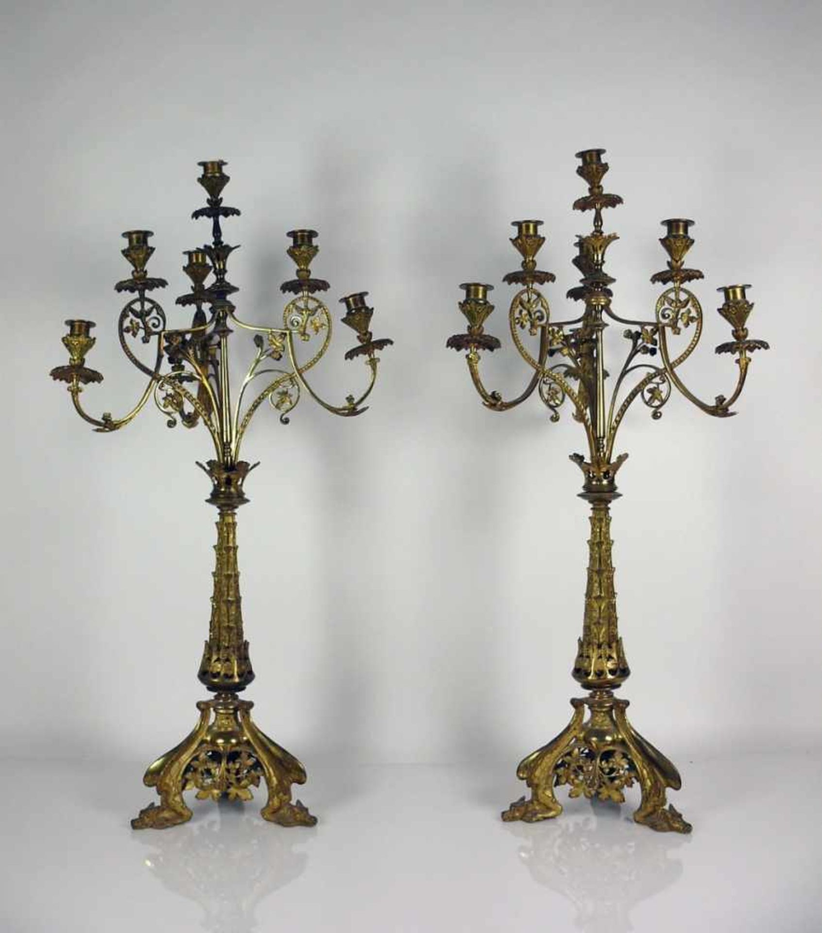 Paar große Kerzenständer (Historismus, 2.H.19.Jh.) Messing/Bronze; jeweils auf 3 drachenförmigen