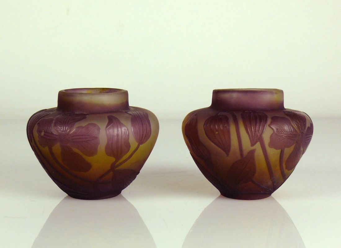 Paar GALLÉ-Vasen (um 1920) gedrückte Kugelform mit eingezogenem, kurzem Hals; farbloses Glas mit