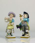 2 Porzellanfiguren (1.H.20.Jh.) jeweils farbig unter Glasur bemalt; Frau aus einer Kanne einen