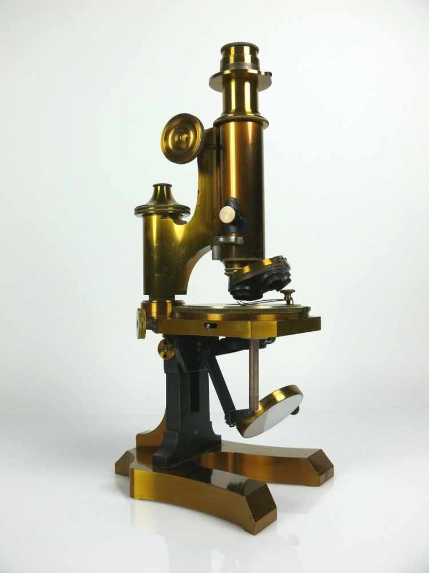 Mikroskop (Boecker, Wetzlar, 19./20.Jh.)) Messinggehäuse mit 10 div. Okularen; in Mahagoni-