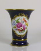 Vase (Meissen, um 1900) kobaltblauer Grund mit Goldrand; frontseitig farbiger Blütendekor in