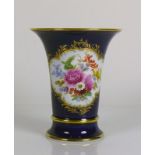 Vase (Meissen, um 1900) kobaltblauer Grund mit Goldrand; frontseitig farbiger Blütendekor in