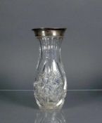 Vase geschliffenes, farbloses Glas; Silber 800 Rand-Montage; H: 17 cm; D: 7 cm