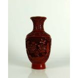 Rotlack-Vase (China) auf schwarzem, emailliertem Grund umlaufender Floraldekor im Relief; H: 17 cm