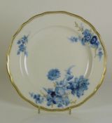 Teller (Meissen, um 1900) blauer Blütendekor mit gewelltem Goldrand; bl. Schwertermarke, I. Wahl; D: