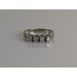 Damenring 14ct WG; besetzt mit 4 Brillanten von zus. ca. 0,40ct W-SI; 3,5g; Ringgr. 54,5