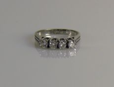 Damenring 14ct WG; besetzt mit 4 Brillanten von zus. ca. 0,40ct W-SI; 3,5g; Ringgr. 54,5