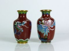 Paar kleine Cloisonné-Vasen farbige Drachen- und Blumendarstellungen; H: je ca. 10 cm;