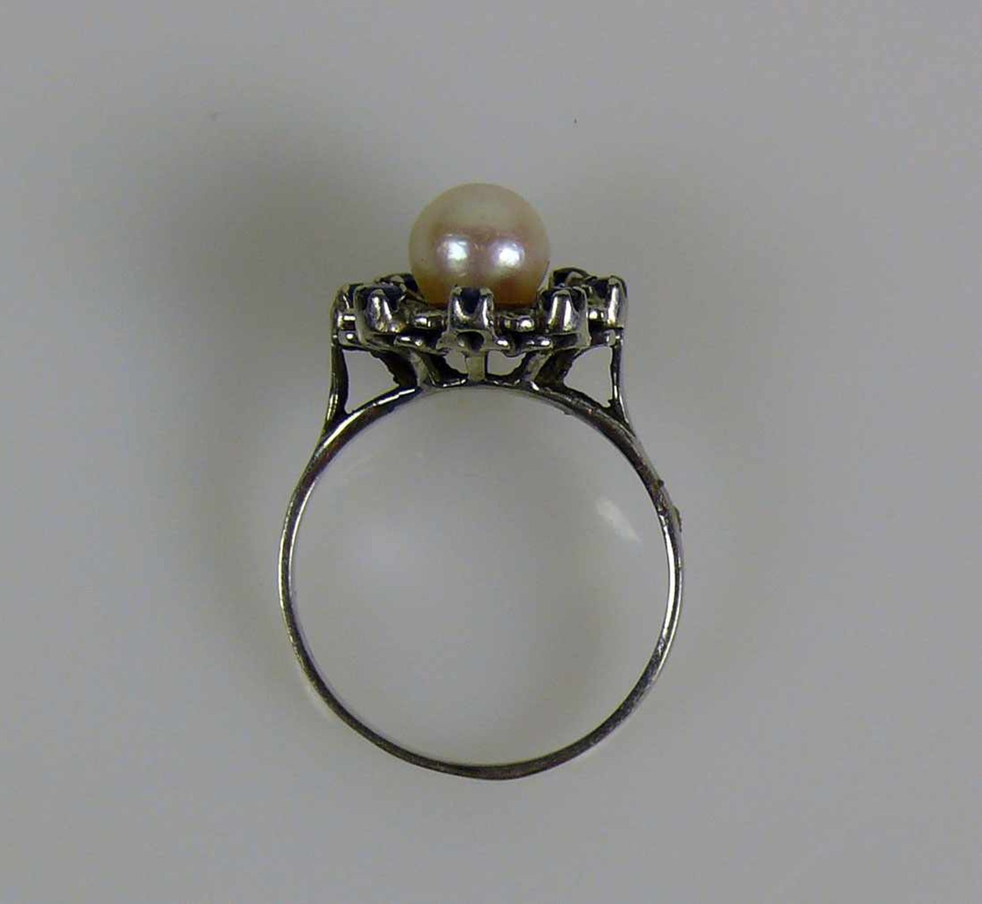Damenring 14ct WG; Blütendekor mit 8 kleinen Saphire und zentraler Perle besetzt; Ringgr. 55; 3,5g - Bild 2 aus 2
