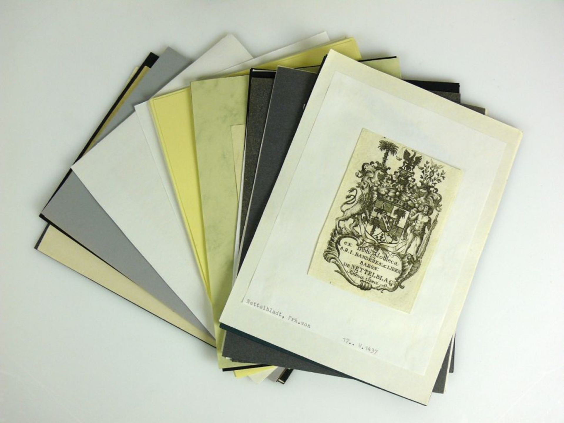 Alte Exlibris-Sammlung 40 Ex.; einzeln auf Papier bzw. dünnem Karton montiert; aus dem 17. u. 18. - Image 2 of 2