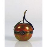 Pillendose in Apfelform (Limoges, 20.Jh.) aufklappbar; Nodus in Form Blätter; H: 5 cm