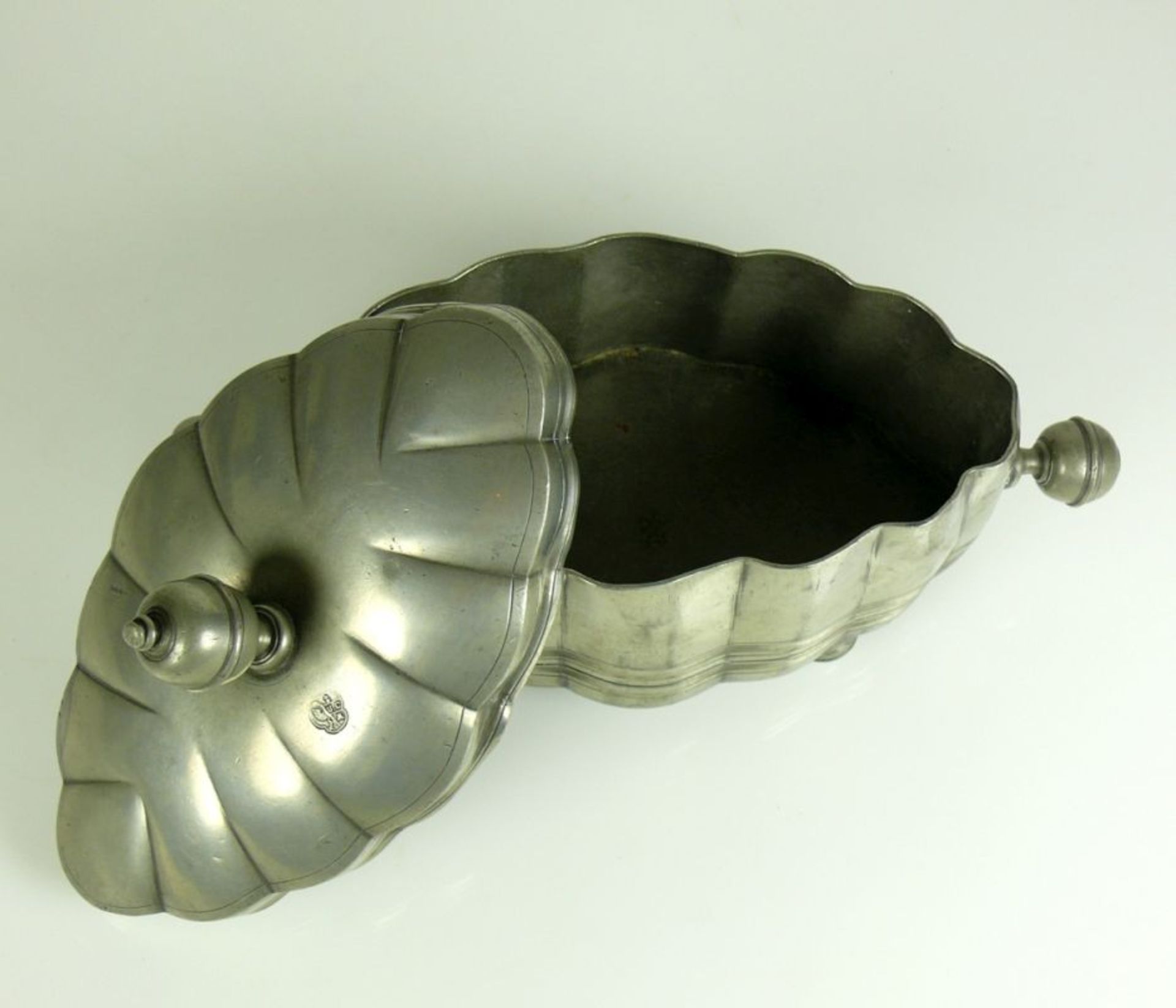 Deckeldose (19.Jh.) Zinn; ovale Form mit seitlichen Handhaben und passigem Deckelnodus; auf 4 - Bild 3 aus 4