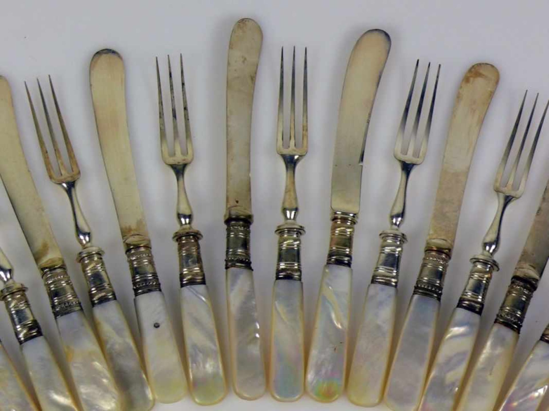 Dessertbesteck (um 1900) für 12 Pers. (12 Messer, 12 Gabeln); vers.; Perlmuttgriffe; 1 Messergriff - Bild 2 aus 2