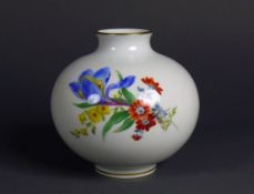 Kugelvase (Meissen, Mitte 20.Jh.) farbiger Wiesenblumendekor; Goldrand; H: 10 cm; bl.