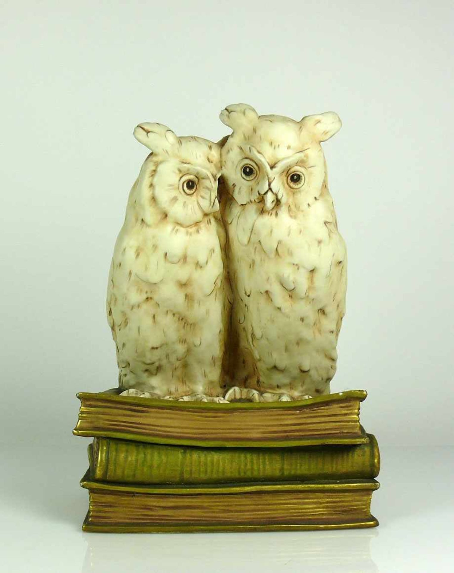 Paar Eulen (1.H.20.Jh.) sitzend auf Bücher, die Weisheit symbolisierend; Keramik farbig gefasst;