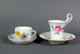 2 div. Tassen (Meissen, Mitte 20.Jh.) jeweils mit UT; Dekor: Rote Rose und Wiesenblumen; 1x