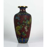 Cloisonné-Vase (China, um 1900) farbig emaillierter Blütendekor mit Rautenmuster; an der Schulter