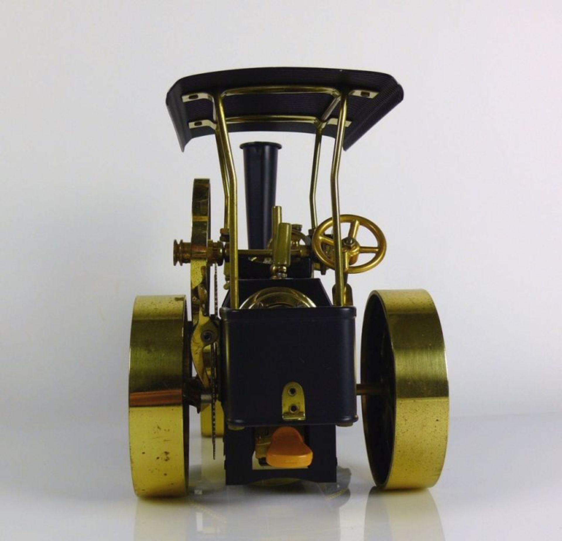 Dampfmaschine (20.Jh.) Messing und geschwärztes Blech; Bodenunterseite mit Aufschrift: Made in - Bild 2 aus 6
