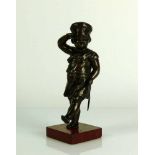 Schreitender Jungsoldat (20.Jh.) Bronze, dunkel patiniert; auf Steinsockel; H: 15,5 cm