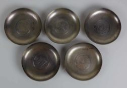 5 kleine Silberschalen (China, um 1900) mittig jeweils mit Silbermünzen; D: je 9,5 cm; zus. 350g