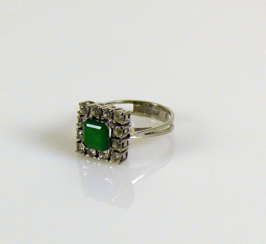 Damenring 18ct WG; mittig besetzt mit quadratischem Smaragd umgeben von 12 weißen Steinen; 7g; - Image 2 of 3