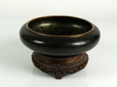 Flache Cloisonné-Schale (China, um 1900) auf dunklem Grund goldfarbener, floraler Dekor; emailliert;