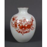 Vase (Meissen, Mitte 20.Jh.) gebauchter Korpus mit eingezogenem Hals; indische Blütenmalerei in rot;