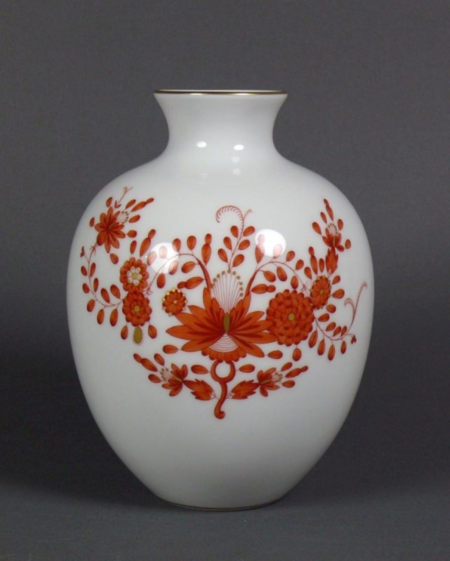 Vase (Meissen, Mitte 20.Jh.) gebauchter Korpus mit eingezogenem Hals; indische Blütenmalerei in rot;