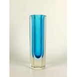 MURANO-Vase (2.H.20.Jh.) dickwandiges, farbloses Glas blau unterfangen; hektogonal geschliffener