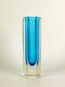 MURANO-Vase (2.H.20.Jh.) dickwandiges, farbloses Glas blau unterfangen; hektogonal geschliffener