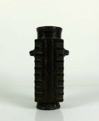 Vase (China) Bronze, dunkel patiniert; quadratischer Korpus mit rundem Hals; seitliche