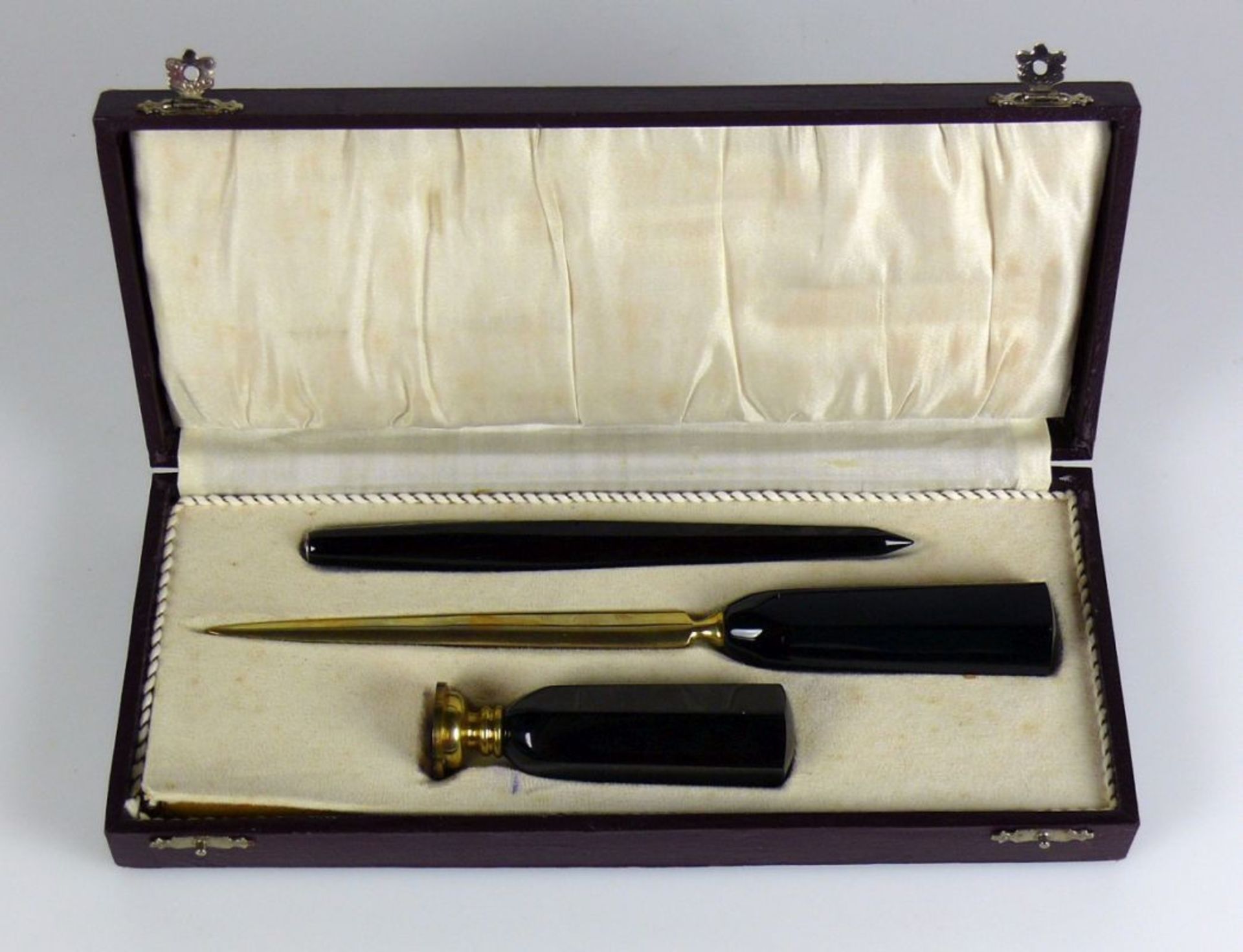 Schreibtisch-Set (1.H.20.Jh.) 3-tlg.; Brieföffner, Petschaft mit Monogramm BW bzw. WB, Stift; in