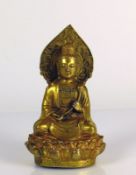 Buddha Bronze verg.; auf Lotussockel sitzend; Bodenunterseite gemarkt; H: 13,5 cm